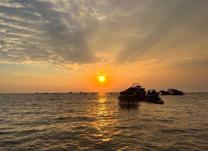 톤레삽 호수의 일몰 저녁 노을이 사라질 때까지 수상가옥의 흔들의자에 앉아 있었다 사진조성진 기자