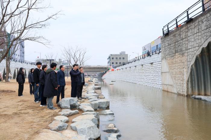 지난해 12월 신대천을 찾은 노관규 시장 사진노관규시장 페이스북