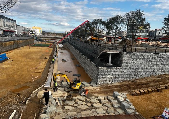 잔디를 걷어내고 콘크리트길을 만들고 있다 사진조성진 기자