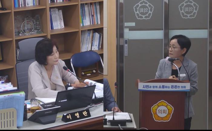 이영란 의원이 장은희 콘텐츠과장에게 질의하고 있다 사진순천시의회